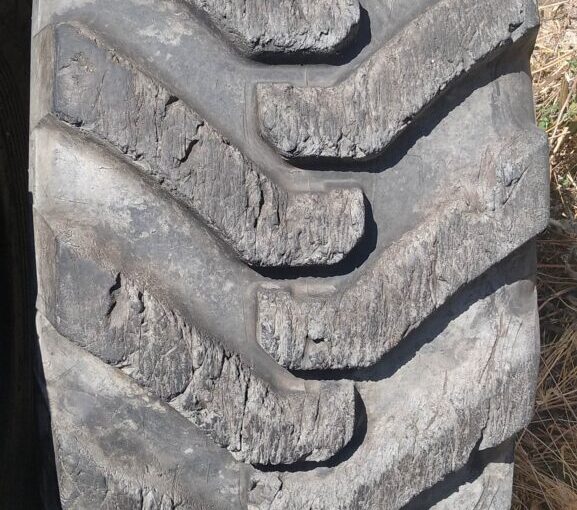 16-70R20(405/70R20 DİSİPİ ÖN LASTİK JCB İS MAKİNESİ LASTİKLER